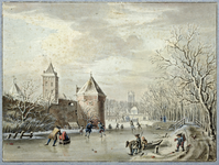 36675 Gezicht over de bevroren stadsbuitengracht op de stadswal te Utrecht uit het oosten, met de toren de Vos en de ...